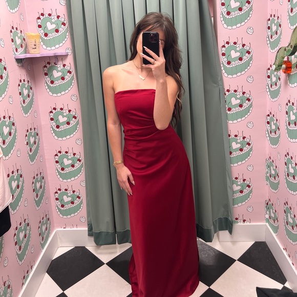 Elegant Red Strapless Dress - Picture 1 of 4